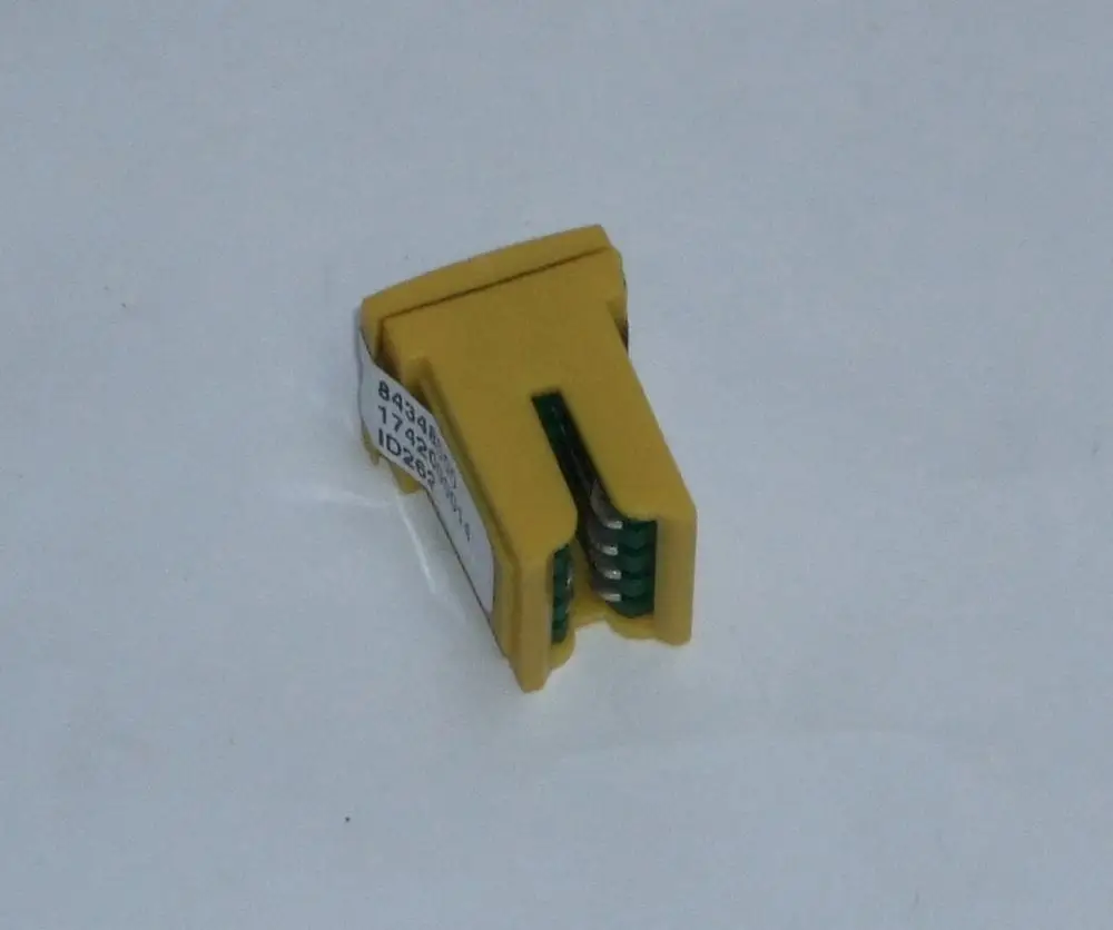Gelber Kodierstecker mit mehreren Pins für Daikin-Geräte, geeignet für technische Anwendungen in Heizsystemen.